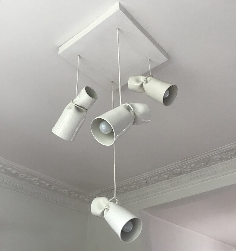 Plafonnier en céramique fait par Gitta Gschwendtner, nom de l'objet : Stangled Lights